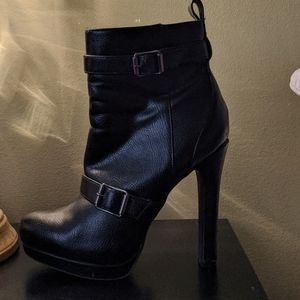 Vera Wang Size 6 Ankle Boots